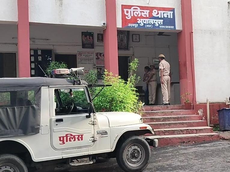 उदयपुर पुलिस द्वारा बैग-पर्स और मोबाइल छीनने वाले गिरोह के आरोपियों को गिरफ्तार करते हुए