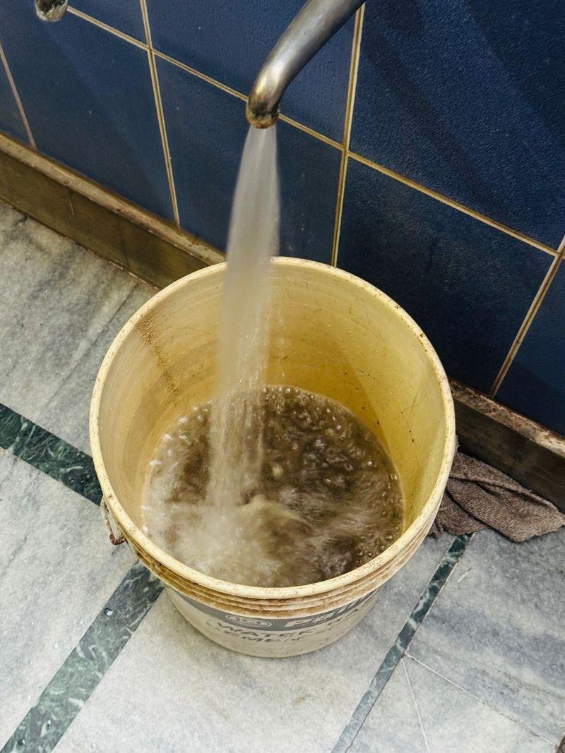 फतहनगर में गंदे और बदबूदार पानी की सप्लाई से परेशान क्षेत्रवासी