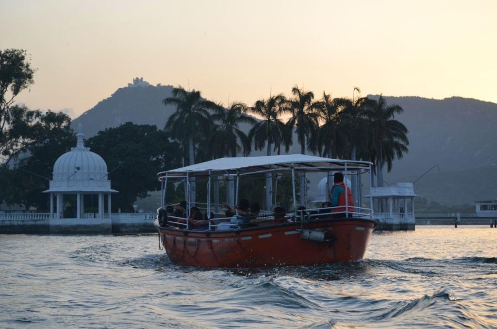 Fateh Sagar Lake scenic evening view in Udaipur