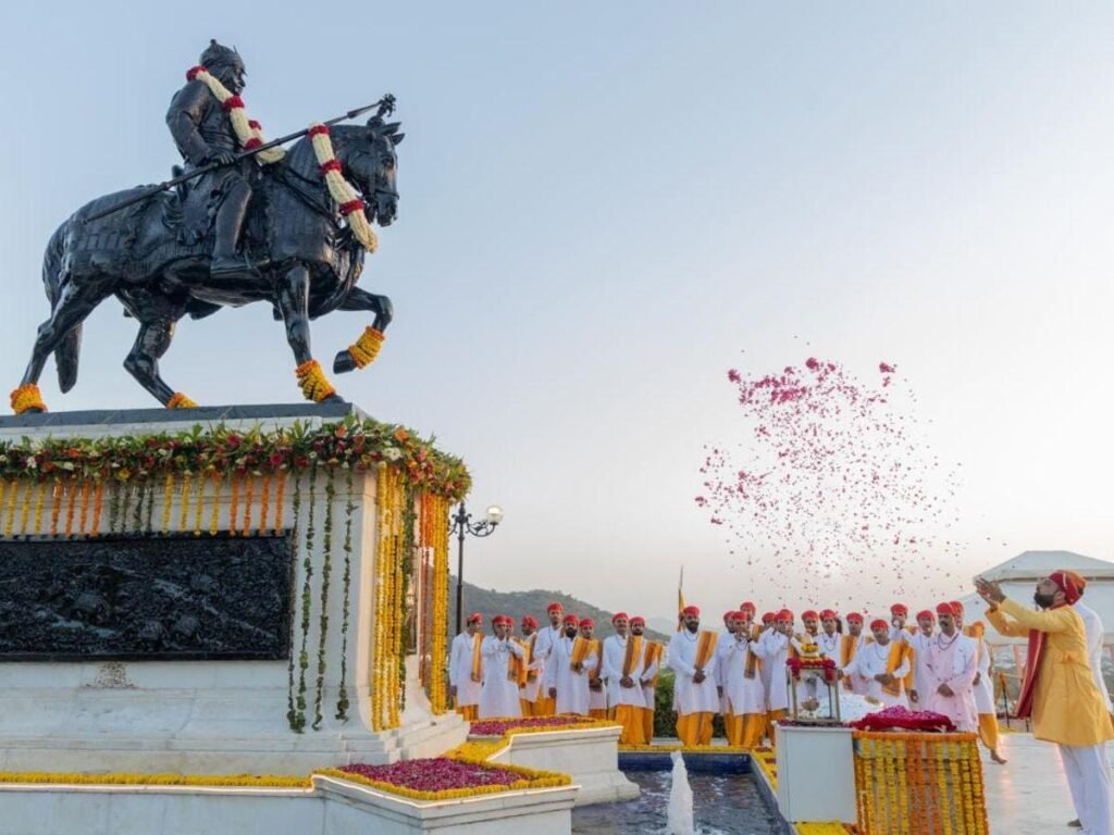 डॉ. लक्ष्यराज सिंह मेवाड़ महाराणा प्रताप जयंती समारोह में पूजा-अर्चना करते हुए