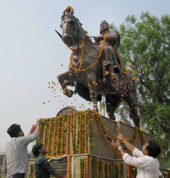 श्रद्धालु महाराणा प्रताप की प्रतिमा पर पुष्पांजलि अर्पित करते हुए
